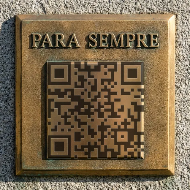 Placa de bronze fixada em granito, com o nome Para Sempre em relevo e um QR gravado
            no metal polido.